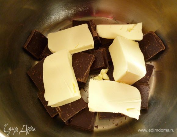 Шоколад поломать на кусочки, масло сливочное тоже нарезать кусочками и поставить на водяную баню.