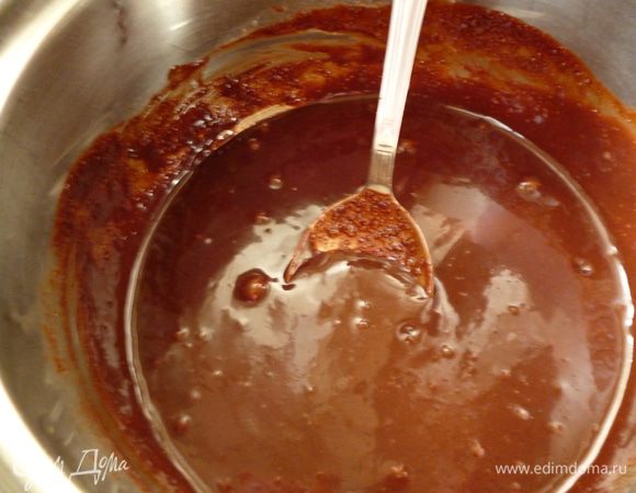 Постоянно помешивая растопить и затем добавить сахар,хорошо перемешать.Сахар растворится не полностью, пусть вас это не пугает. Шоколадную массу снять с водяной бани и остудить до чуть теплого состояния. Яйца слегка взбить венчиком (как для омлета)и добавить к шоколадной массе.