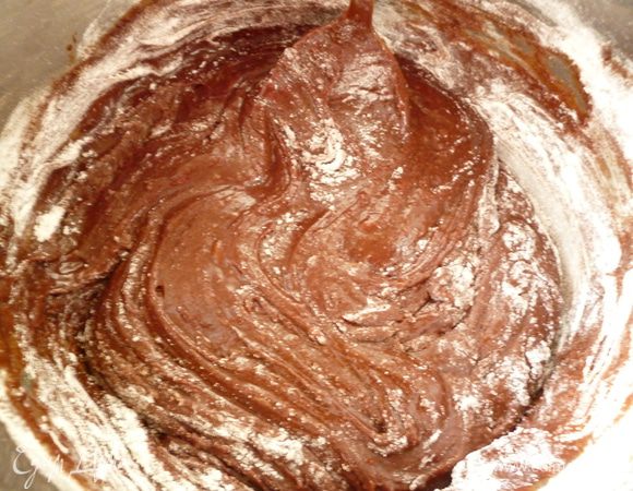 Муку  перемешать с разрыхлителем и ванилином и понемногу добавляя вмешать в шоколадную массу.