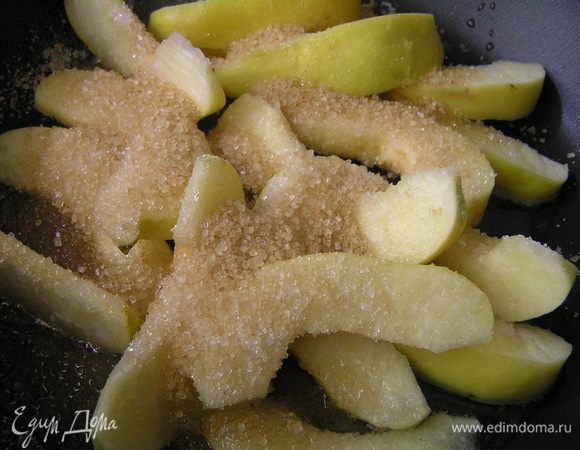 Айву разрезать на 8 частей, удалить сердцевину, обжарить на смеси сливочного и растительного масел, посыпав коричневым сахаром.