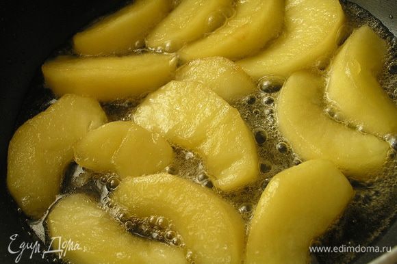 Яблоки очистить от кожуры, также нарезать на 8 частей и обжарить (в той же сковороде).