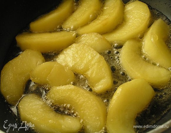 Яблоки очистить от кожуры, также нарезать на 8 частей и обжарить (в той же сковороде).