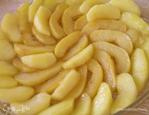 Форму для выпечки смазать маслом, красиво выложить айву (у меня в центре) и яблоки (по краю). 