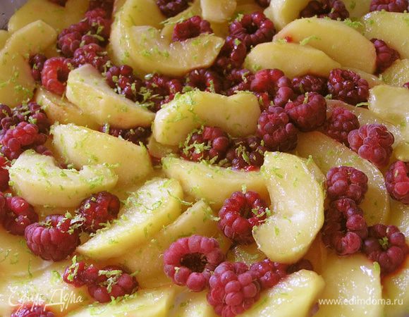 и оставшиеся яблоки, посыпать цедрой лайма, полить соком лайма.