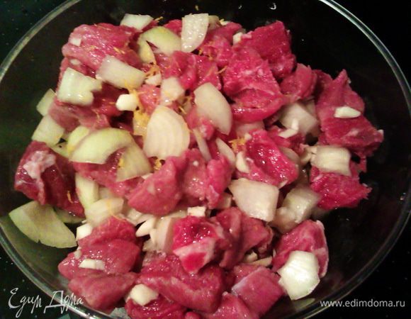 Нарезаем мясо порционными кусочками. Я люблю поменьше, где-то 2 на 2 см. Нарезаем крупно луковицу, мелко рубим чеснок, перемешиваем с мясом. К мясу также натираем цедру лимона, выдавливаем сок. Еще раз перемешиваем, накрываем крышкой и оставляем час мариноваться.