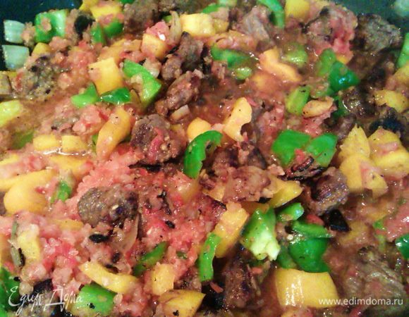 Измельчаем томаты в кухонном комбайне, выливаем в сковородку. Перемешиваем.