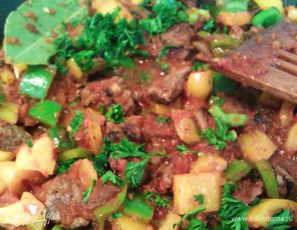 Режем петрушку, добавляем к мясу вместе со специями. Тушим 15 мин. до выкипания жидкости. Пересыпаем смесь в кастрюльку, заливаем горячим бульоном. Ставим в духовку на нижний уровень на 1,5 часа (имитируем старинную печь). По необходимости подливаем немного воды (она не должна покрывать овощи и мясо полностью, но не должна полностью выкипеть).