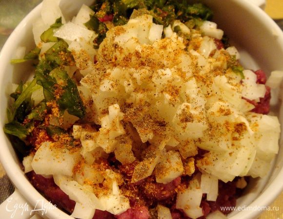 Мясо для кубдари порубить острым ножом или через мясорубку с крупной решёткой. Измельчить лук,чеснок,кинзу и смешать с мясом. Сдобрить специями по вкусу. В идеале фарш должен быть острым.