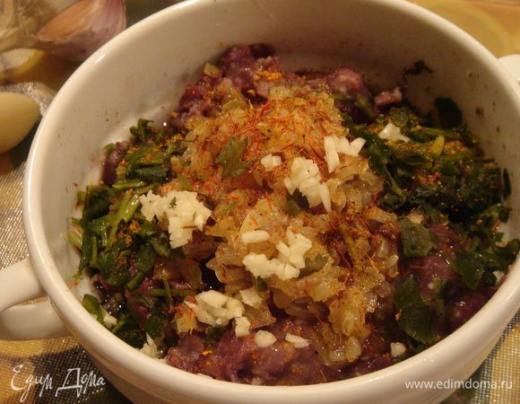 Начинку для лобиани лучше приготовить заранее. Фасоль отварить до мягкости,откинуть на дуршлаг и остудить. Затем измельчить фасоль толкушкой в пюре с кусочками целой фасоли. Лук измельчить и обжарить на растительном масле с имеретинским шафраном. В фасолевое пюре добавить лук и мелко нарезанную кинзу. Посолить и сдобрить специями. Пюре получается довольно густым. PS: Если количество специй смущает вас, то самая простая начинка включает в себя фасолевое пюре, соль-перец, растительное масло (или лучше смалец) и чабер.