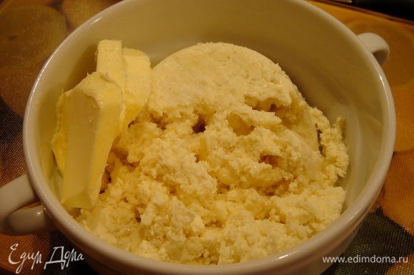 Сыр для хачапури натереть на крупной тёрке и смешать с яйцами. Адыгейский сыр следует посолить и смешать с маслом и яйцами.