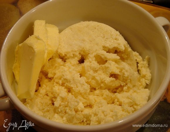 Сыр для хачапури натереть на крупной тёрке. Адыгейский сыр следует посолить и смешать с маслом и яйцом.