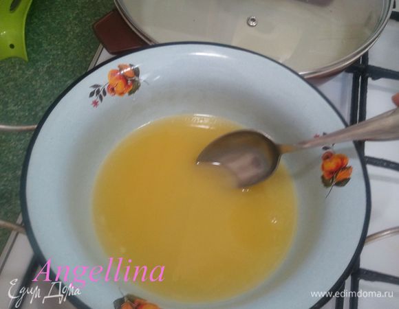 100 г сливочного масла растопить на водяной бане с 4 столовыми ложками мёда