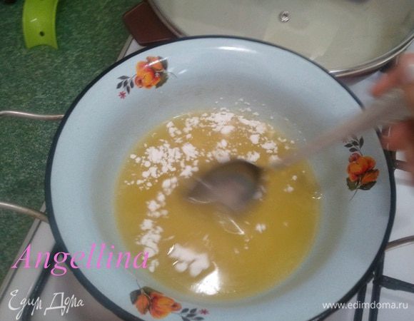 Добавить 2 чайные ложки соды и быстро размешать. Масса должна подняться