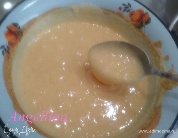 Всыпать стакан сахара. Размешивать до тех пор, пока масса не приобретет золотистый оттенок