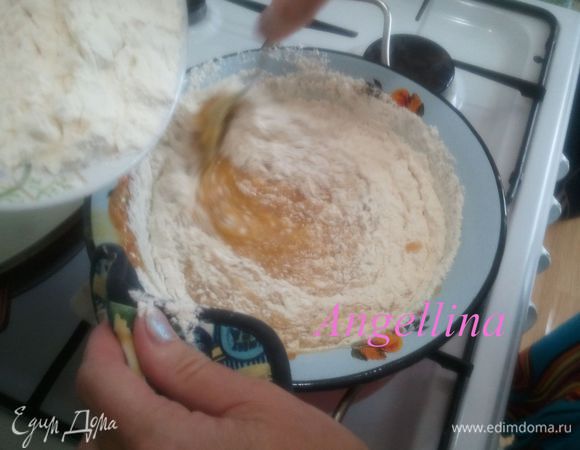 Понемногу всыпать 2 стакана муки, тщательно размешивая комочки. Снять с водяной бани