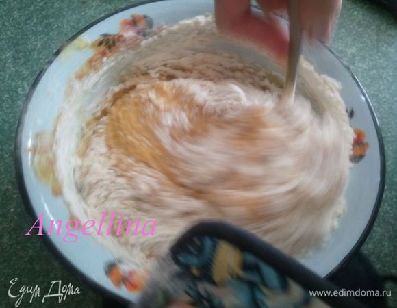 Потом всыпать еще 1 стакан муки и размешать