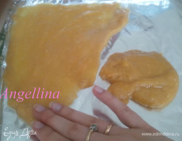 Берем по 2-3 столовые ложки теста и размазываем его по фольге пальцами, периодически смачивая их в холодной воде