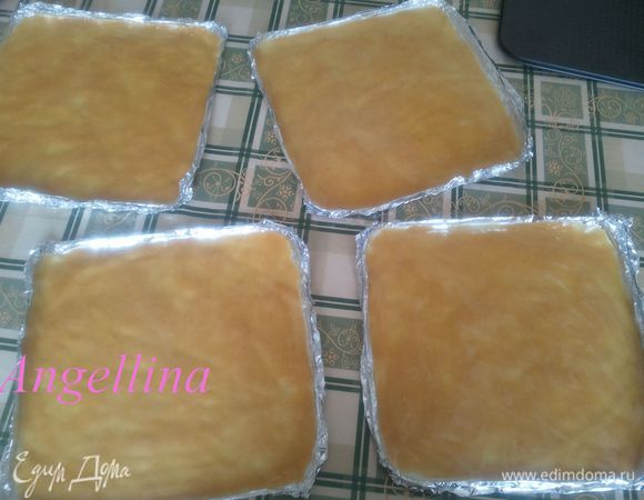 Можно сначала подготовить все пышки, а потом уже начать их выпекать. У меня из одного рецепта получилось 6 пышек, размером 30*30 см