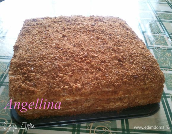 Пышки подровнять под один размер, обрезки измельчить в крошку. Прослоить пышки кремом. Оставить пропитываться, желательно на ночь, в холодильнике.