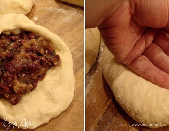 Тесто переложить на присыпанную мукой рабочую поверхность и разделить на 5-6 частей. Начинку также разделить и собрать в колобки. Кусочки теста размять рукой и на середину лепёшки выложить начинку. Собрать тесто вокруг этой начинки и хорошо скрепить концы. Отложить готовый колобок,пока начиняются остальные и прикрыть его полотенцем. Таким образом колобки успевают немного отлежаться. Затем первый начинённый колобок на присыпанном мукой столе немного размять со стороны шва,перевернуть и размять в тонкую лепёшку тыльной стороной ладони. Если нет навыков,то лучше не спешить! Чтобы удалить воздух из лепёшки её можно надорвать в середине или проколоть ножом или вилкой. Стряхнуть с лепёшек излишки муки.