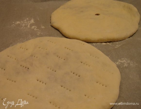 Готовые лепёшки выложить на промасленный противень,смазать мацони или яйцом и выпекать при 200*С около 25-30 минут (или до румяной корочки). Остальные лепёшки можно запечь на сухой раскалённой сковороде с толстым дном. Выпекать на среднем огне. Готовые лепёшки смазать растопленным сливочным маслом. Приятного аппетита (шегергот)!