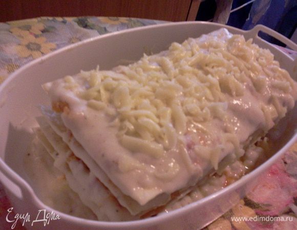 Раскладка

1. В чашу пароварки для риса положить 3 ст.л. соуса Бешамель. Равномерно распределить его по форме листа Бариллы (это удобно делать силиконовой кистью).
2.  На соус положить лист пасты Барилла (предварительно отваривать не нужно). Сверху снова равномерно распределить 2-3 ст.л. соуса Бешамель  (уголки листов обязательно покрывайте соусом, иначе могут получиться жестковатыми). Затем ложкой уложить и распределить соус Болоньезе, сверху рассыпать  щепотку тертого сыра (много не сыпьте, иначе сыр вытечет из слоев и окажется на дне чаши).
3. Выложить аналогично еще 3 слоя.
3. Последний, 5-ый, слой выкладывается наоборот: Болоньезе, Бешамель, сыр.