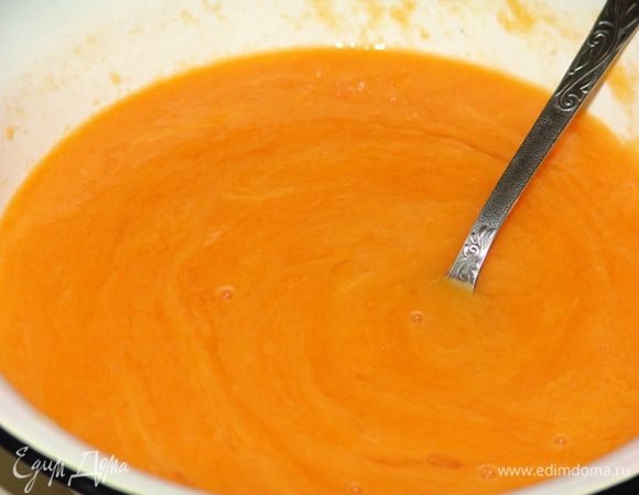 Добавить в пюре яйца, сгущенное молоко, масло. 
Муку перемешать с разрыхлителем и солью. Ввести в муку пюре. Тесто должно получиться как средней густоты сметана. 