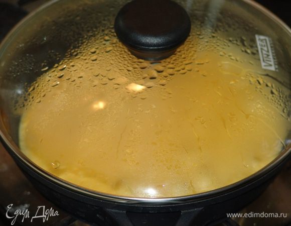 Выпекать блины на сковороде с толстым дном (!!) под крышкой(!!) 2-3 минуты. Если блинчики будут слишком тонкими, будет сложно их перевернуть. 