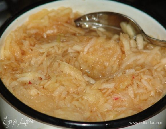 Отжимаем сок из апельсина, ставим на огонь, добавляем сахар и слегка увариваем. Отвариваем дважды, меняя воду, мелко нарезанную цедру апельсина по 1-2 минуте, сливаем воду, оставляем только цедру. Вводим цедру в сок и продолжаем варить. Яблоки натираем на крупной терке и добавляем в соус. Варим 5-7 минут, добавляем сгущенку, манку и варим еще пару минут. 
