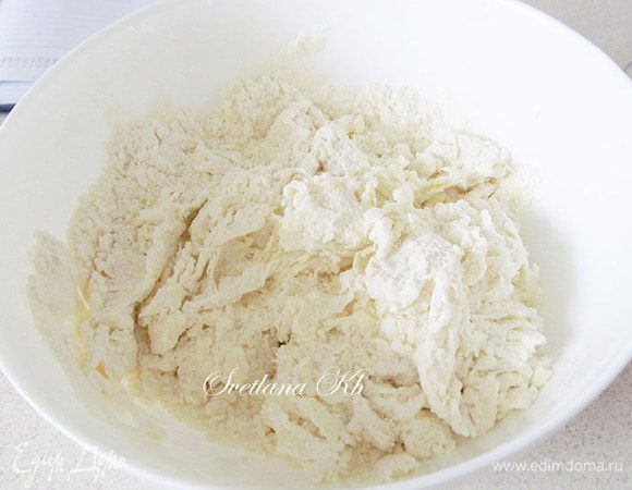 Из всех ингредиентов  быстро замесить тесто. Масло рубить ножом или вилкой.