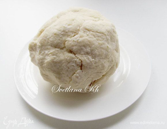 Завернуть тесто в пленку и поставить в холодильник