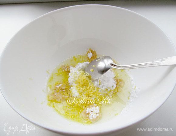 Марципан поломать кусочками, добавить белки, соль, сахарную пудру, цедру. Поставить все на водяную баню и взбить до пышной массы. 
