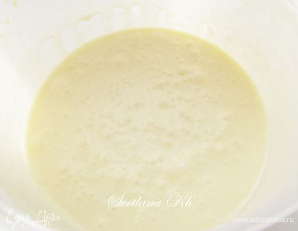 Затем добавить муку и влить масло тонкой струйкой, не переставая взбивать на низкой скорости.