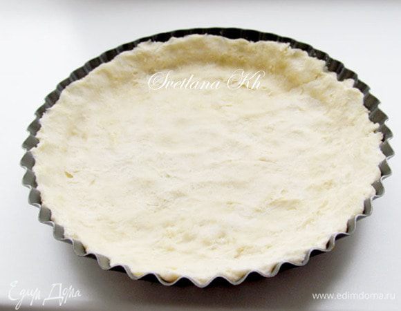 Тесто достать из холодильника, распределить по форме.