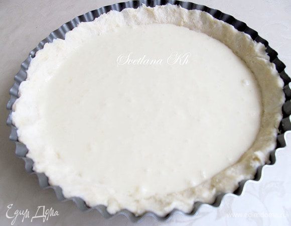 Вылить марципановую массу на тесто.