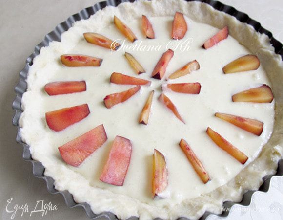 Сливы нарезать дольками и выложить поверх заливки, кожицей вниз. Выпекать тарт 30 минут, при 180 г