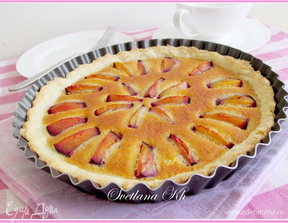 У меня заливка подрумянилась, если не любите такой цвет, то накройте начинку  при выпечке фольгой.