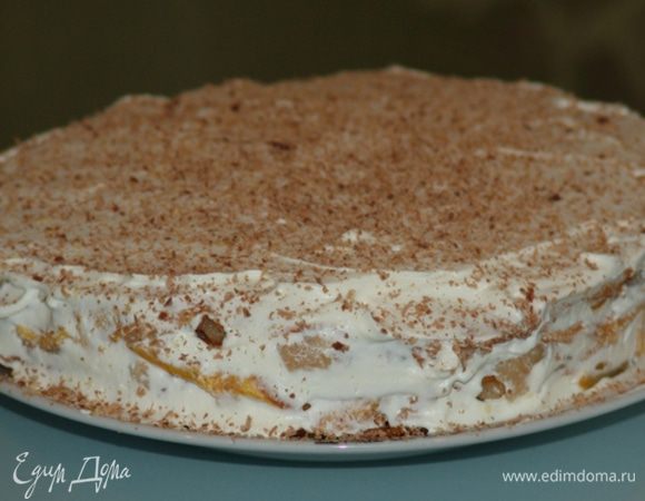 Для украшения - взбиваем сливки с сахарной пудрой, посыпаем тертым шоколадом. Если сможете дождаться, когда тортик немного настоится - будет намного вкуснее. Приятного аппетита!