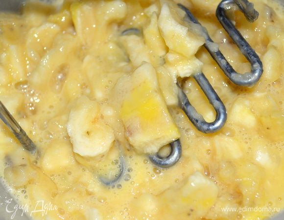 Бананы вместе с яйцами измять в пюре.