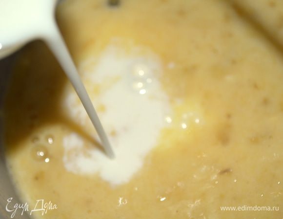 Добавить молоко и масло - перемешать все влажные ингредиенты