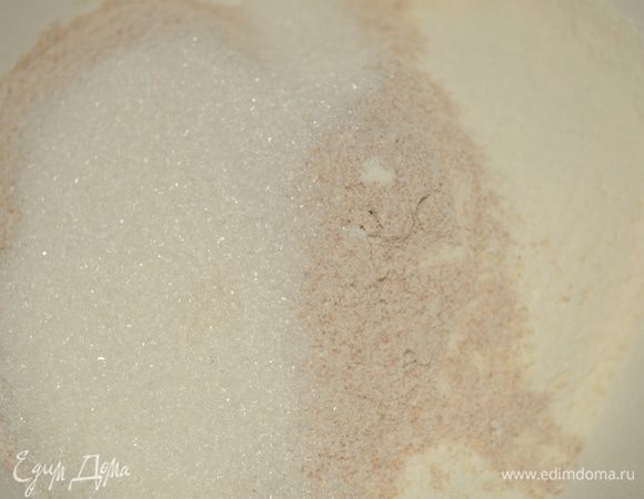 в другой большой миске смешиваем сухие ингредиенты - 2 вида муки, хлопья, разрыхлитель, сахар, корицу. 