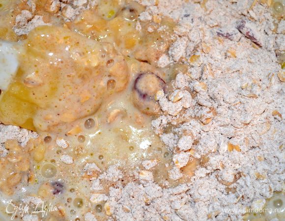 соединяем обе массы - помним, что долго мешать не нужно!