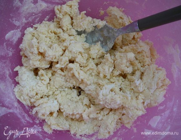 Добавить воду и быстро замесить тесто.