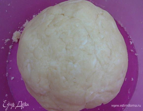 Сформировать из теста шар, обернуть пищевой пленкой и отправить в холодильник на 1 час.