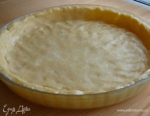 Раскатать тесто в форме для выпечки (24 см). Сделать наколы вилкой и отправить в холодильник на 15 минут. Запечь при 200 градусах в течение 10-15 минут.