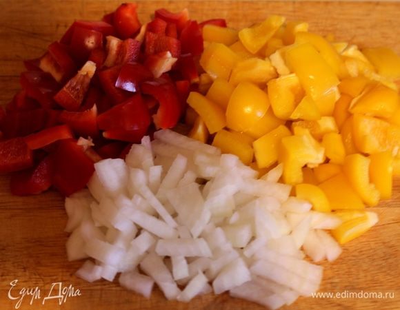 Лук очистить и измельчить, перцы вымыть и нарезать небольшими кусочками, удалив семена.