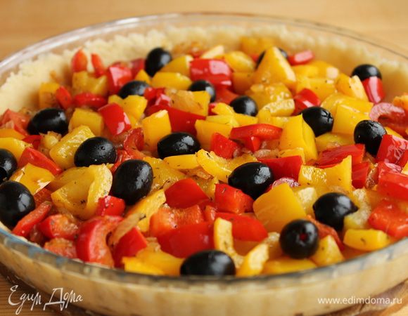Выложить начинку на запеченную основу. Добавить маслины.