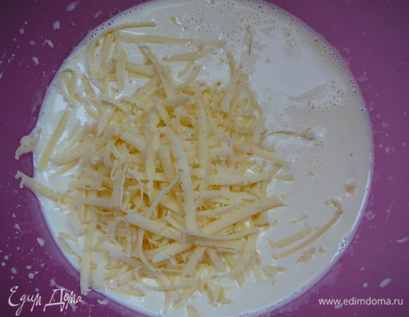 Яйца взбить со сливками, добавить сыр. Залить пирог и отправить в разогретую духовку.