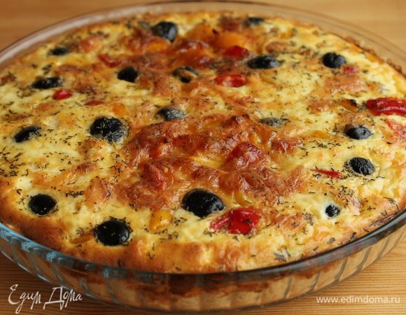 Запекать в течение 35-40 минут, пока наполнитель не поднимется, а основа не подрумянится. Подавать теплым.