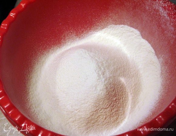 Муку просеять с разрыхлителем.